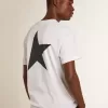 Weißes Herren-T-Shirt mit dunkelblauem Stern auf dem Rücken Weißes Herren-T-Shirt mit dunkelblauem Stern auf dem Rücken