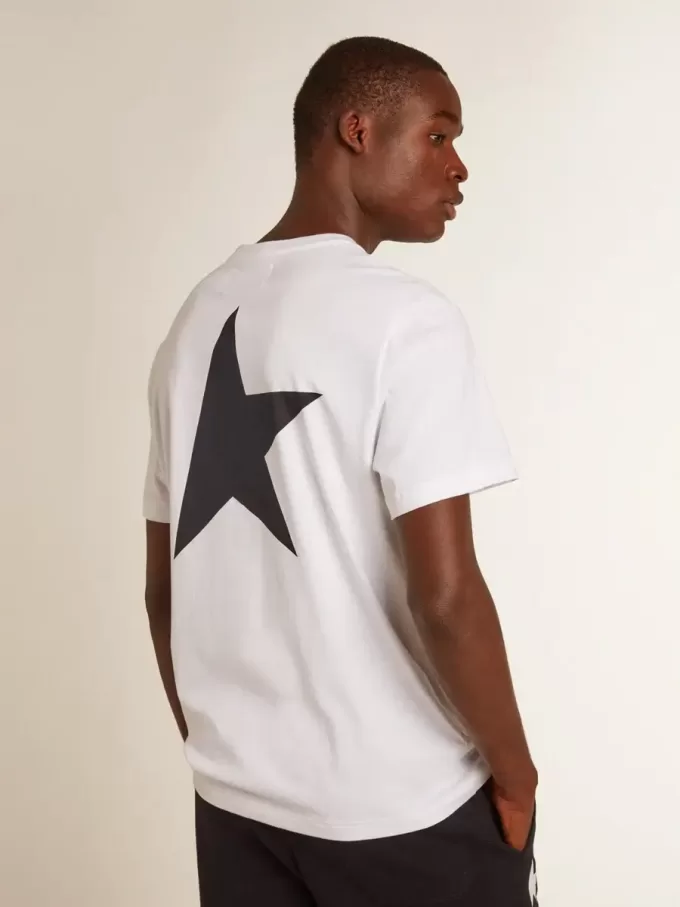 Weißes Herren-T-Shirt mit dunkelblauem Stern auf dem Rücken Weißes Herren-T-Shirt mit dunkelblauem Stern auf dem Rücken