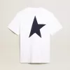 Weißes Herren-T-Shirt mit dunkelblauem Stern auf dem Rücken Weißes Herren-T-Shirt mit dunkelblauem Stern auf dem Rücken