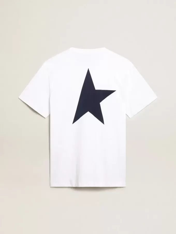 Weißes Herren-T-Shirt mit dunkelblauem Stern auf dem Rücken Weißes Herren-T-Shirt mit dunkelblauem Stern auf dem Rücken