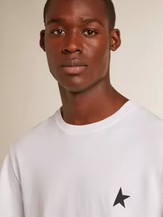 Weißes Herren-T-Shirt mit dunkelblauem Stern auf der Vorderseite