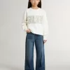 Weißes Sweatshirt für Mädchen mit mehrfarbiger „Golden”-Schrift auf der Vorderseite Weißes Sweatshirt für Mädchen mit mehrfarbiger „Golden”-Schrift auf der Vorderseite