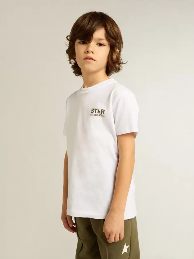 Weißes T-Shirt für Jungen mit kontrastierendem dunkelgrünem Logo und Stern