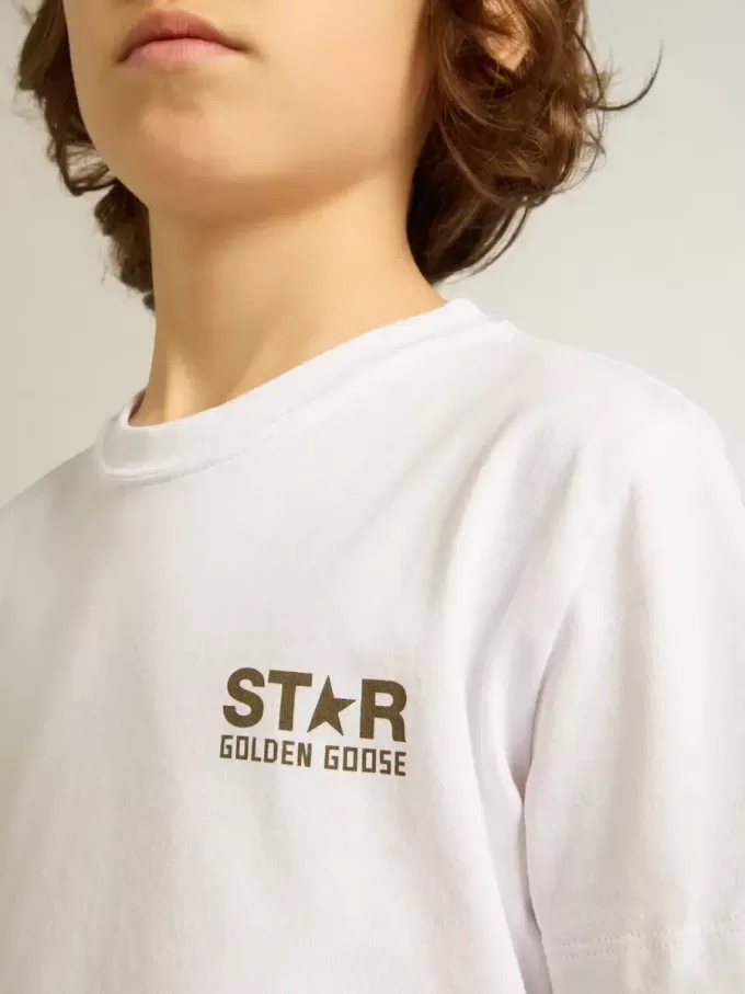 Weißes T-Shirt für Jungen mit kontrastierendem dunkelgrünem Logo und Stern