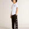Weißes T-Shirt mit kontrastierendem schwarzem Logo und Stern Weißes T-Shirt mit kontrastierendem schwarzem Logo und Stern