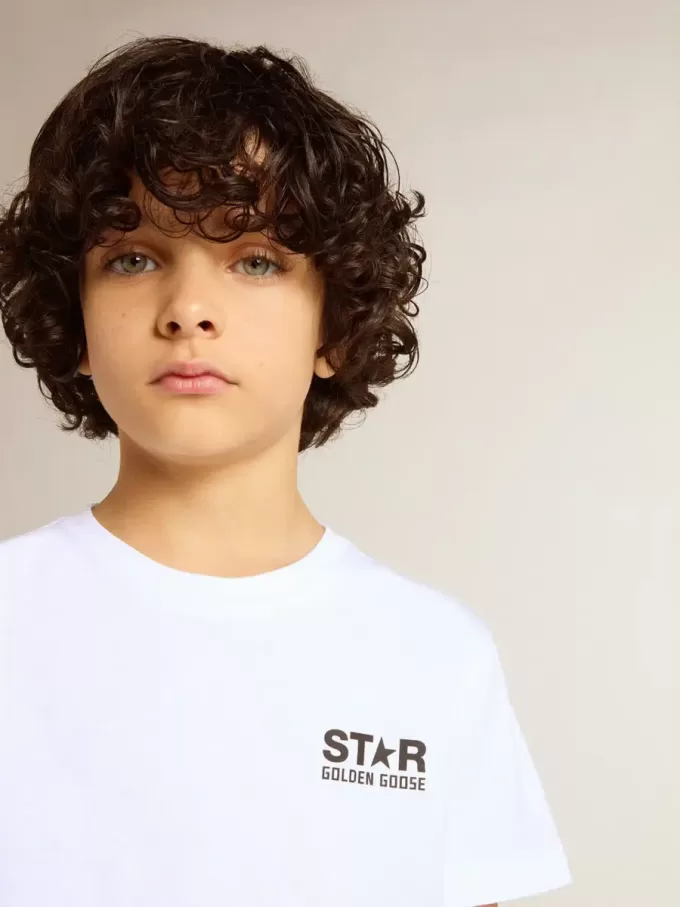 Weißes T-Shirt mit kontrastierendem schwarzem Logo und Stern Weißes T-Shirt mit kontrastierendem schwarzem Logo und Stern