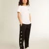 Weißes T-Shirt mit kontrastierendem silbernem Logo auf der Vorderseite