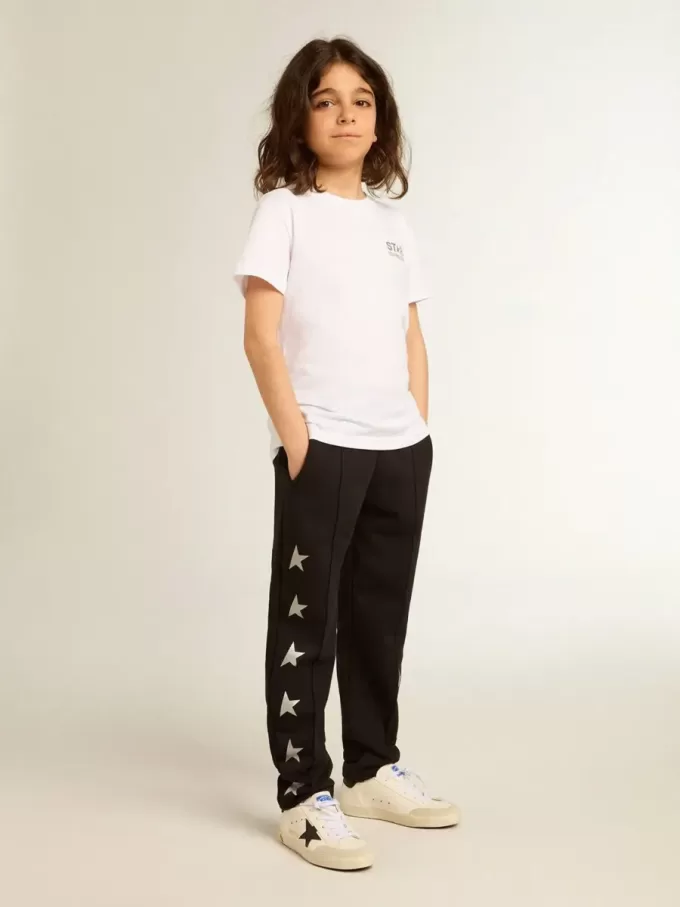 Weißes T-Shirt mit kontrastierendem silbernem Logo auf der Vorderseite