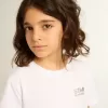 Weißes T-Shirt mit kontrastierendem silbernem Logo auf der Vorderseite