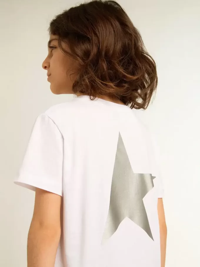 Weißes T-Shirt mit kontrastierendem silbernem Logo auf der Vorderseite