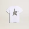 Weißes T-Shirt mit kontrastierendem silbernem Logo auf der Vorderseite