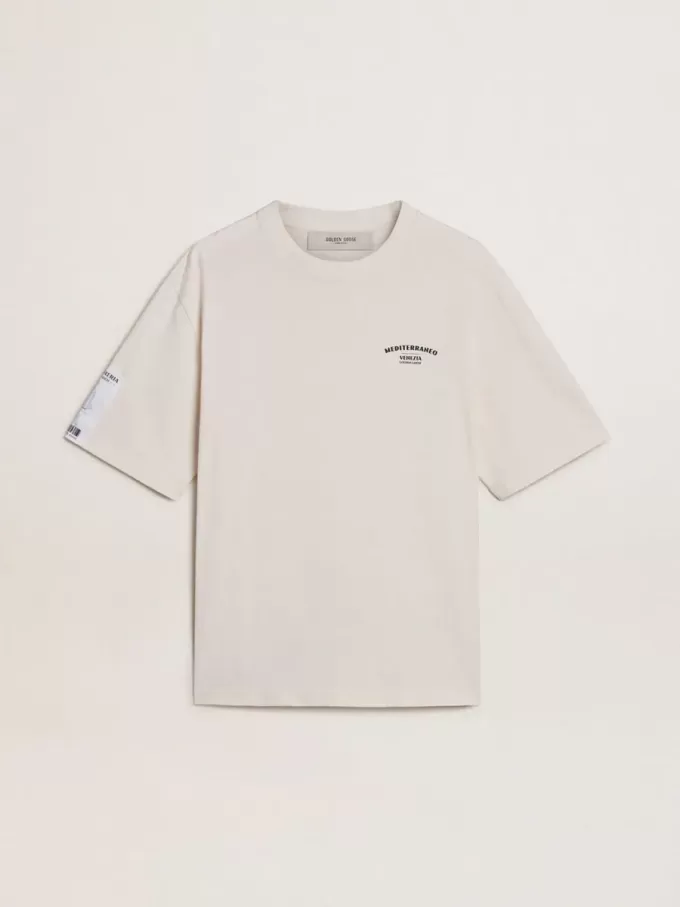 Weißes Unisex-T-Shirt mit mediterranem Print und goldenem Pescheria-Patch auf dem Ärmel