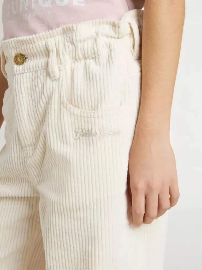 Weite, cremefarbene Mädchenhose mit Rippstrick und Stickerei