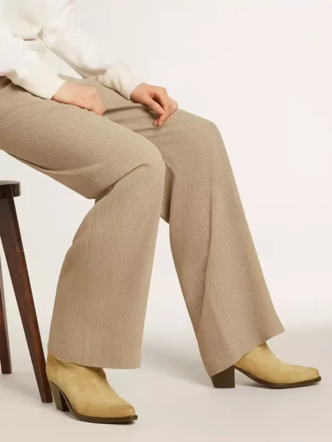 Wish Star Stiefeletten aus sandfarbenem, gewachstem Wildleder mit Sternstickerei