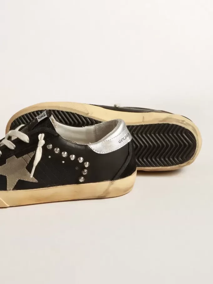 Women’s Super-Star aus schwarzem Leder und Wildleder mit silbernen Nieten