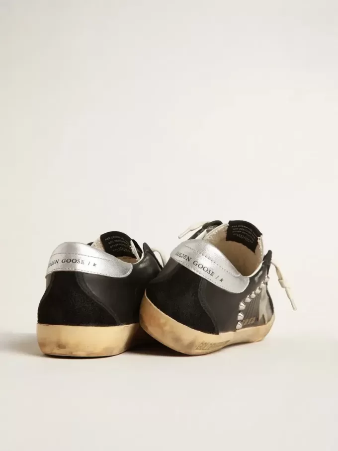 Women’s Super-Star aus schwarzem Leder und Wildleder mit silbernen Nieten