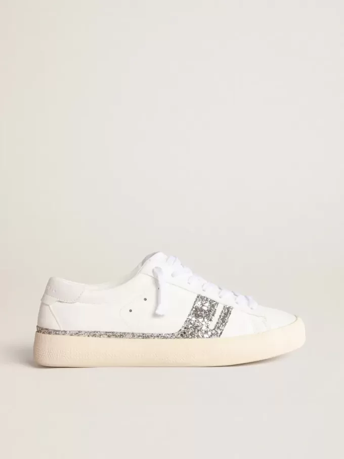Yatay Model 1B nachhaltige Sneaker mit weißem Obermaterial auf Bio-Basis und silbernem recyceltem Glitzer Y