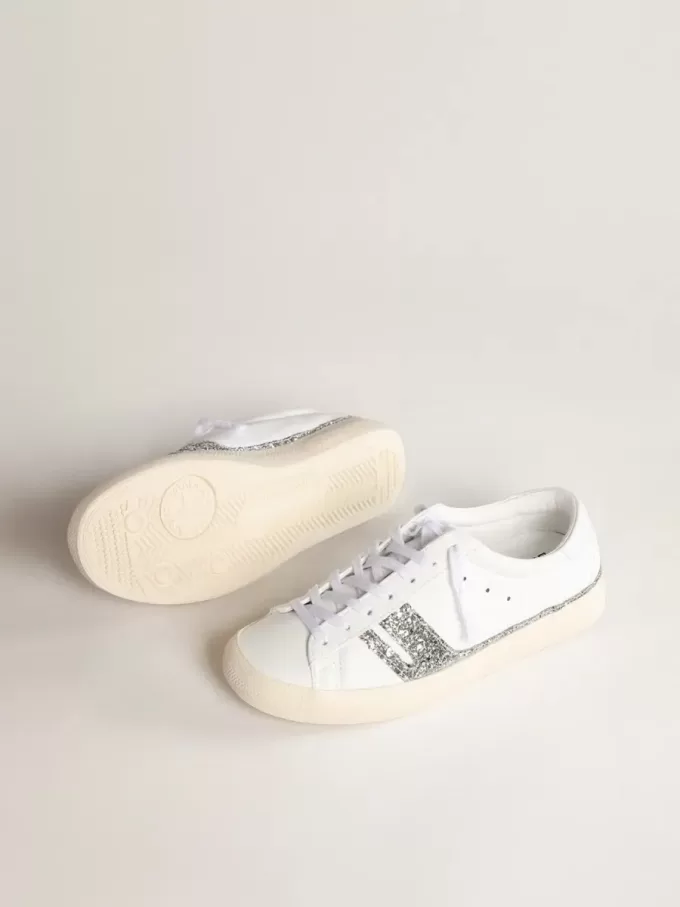 Yatay Model 1B nachhaltige Sneaker mit weißem Obermaterial auf Bio-Basis und silbernem recyceltem Glitzer Y