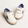 Young Ball Star mit blauem Metallic-Lederstern und Fersenlasche