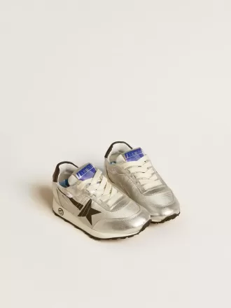 Young Marathon aus silbernem Nylon mit schwarzem Stern und Lederlasche an der Ferse