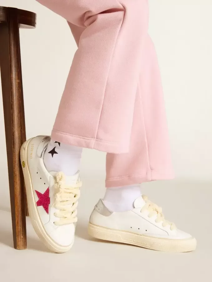 Young May mit fuchsiafarbenem Glitzerstern und metallischer Lederlasche am Fersenbereich