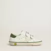 Young Old School aus weißem Leder mit grüner Nappa-Fersenlasche und grünem Einsatz Young Old School aus weißem Leder mit grüner Nappa-Fersenlasche und grünem Einsatz