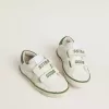 Young Old School aus weißem Leder mit grüner Nappa-Fersenlasche und grünem Einsatz Young Old School aus weißem Leder mit grüner Nappa-Fersenlasche und grünem Einsatz