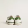 Young Old School aus weißem Leder mit grüner Nappa-Fersenlasche und grünem Einsatz Young Old School aus weißem Leder mit grüner Nappa-Fersenlasche und grünem Einsatz