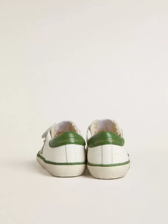 Young Old School aus weißem Leder mit grüner Nappa-Fersenlasche und grünem Einsatz Young Old School aus weißem Leder mit grüner Nappa-Fersenlasche und grünem Einsatz