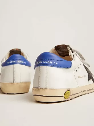 Young Old School mit schwarzem Lederstern mit Schlangenprint und blauem Absatz