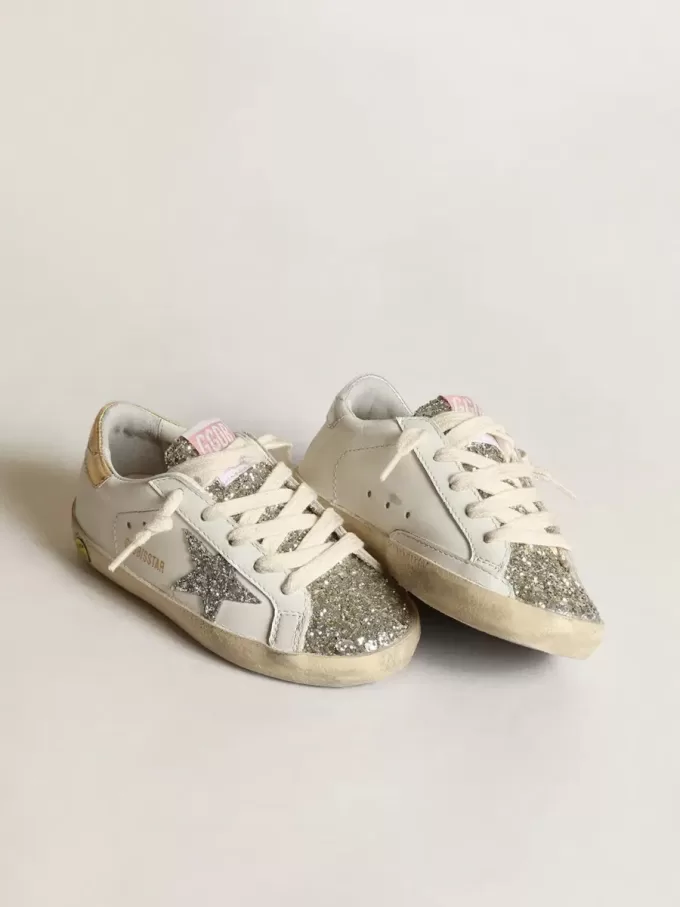 Young Super-Star mit silbernem Glitzerstern und platinfarbener Zunge