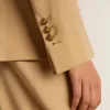 Zweireihiger Damenblazer in Sandfarbe mit goldenen Wappenknöpfen